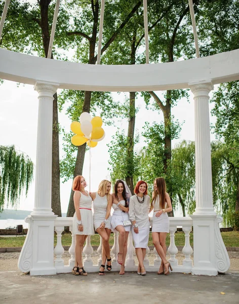 Vijf meisjes met ballonnen dichtbije weared op witte jurken op kip — Stockfoto