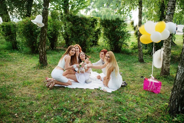 Vijf meisjes met champagne dichtbije weared op witte jurk op kip p — Stockfoto