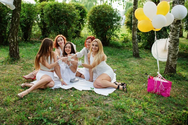 Cinco chicas con champán a mano vestidas con vestido blanco en gallina p — Foto de Stock