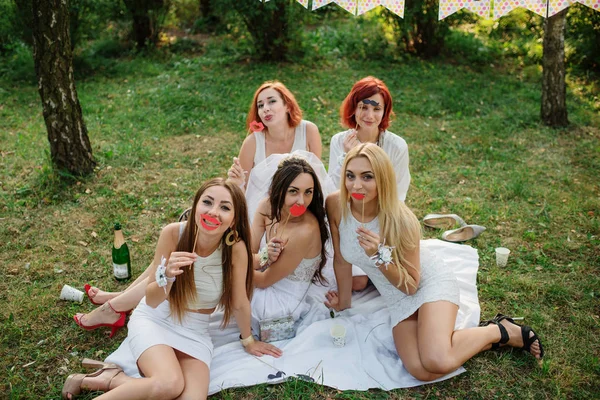 Ragazze che indossano abiti bianchi divertirsi sul partito di addio al nubilato . — Foto Stock