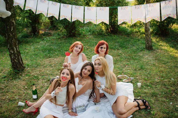 Las niñas que usan vestidos blancos que se divierten en despedida de soltera . — Foto de Stock