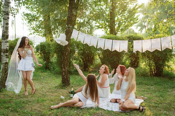 Meisjes dragen op witte jurken plezier op kip partij. — Stockfoto