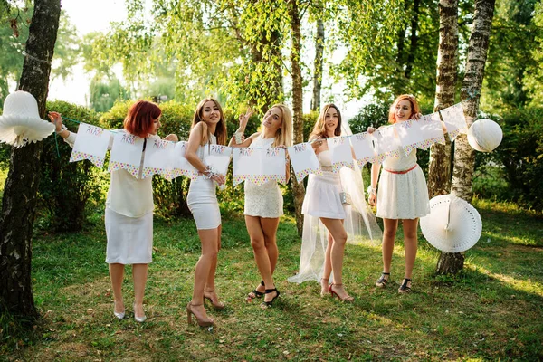 Дівчата в білих сукнях розважаються на вечірці з куркою . — стокове фото