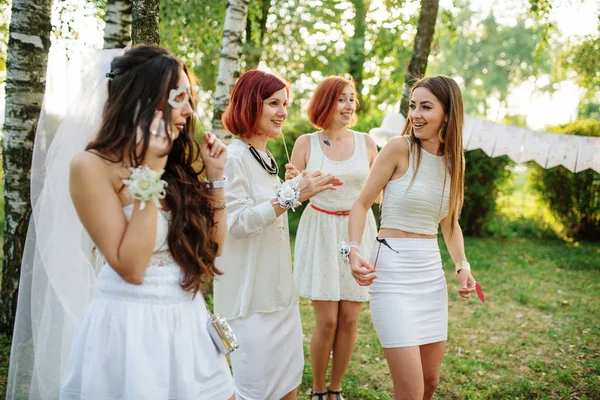 Las niñas que usan vestidos blancos que se divierten en despedida de soltera . —  Fotos de Stock