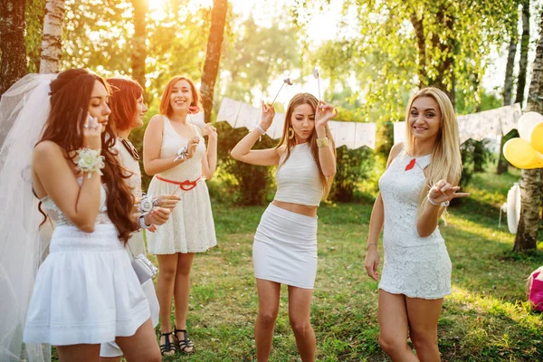 Tavuk parti eğlenceli beyaz elbise giyen kızlar. — Stok fotoğraf