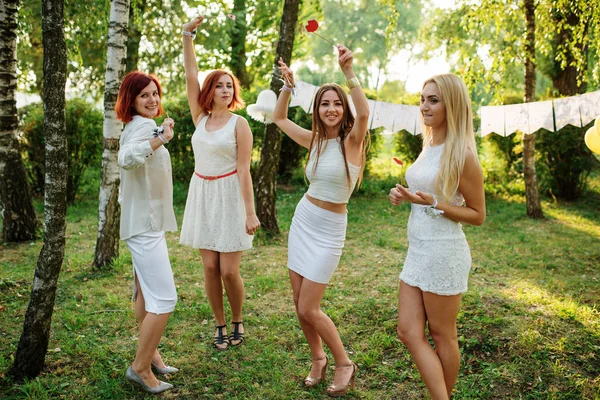 Meninas vestindo em vestidos brancos se divertindo na festa das galinhas . — Fotografia de Stock