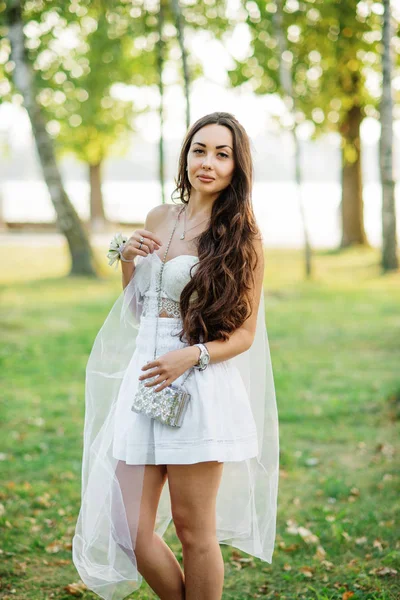 Retrato de menina morena vestindo no vestido branco com bolsa agai — Fotografia de Stock