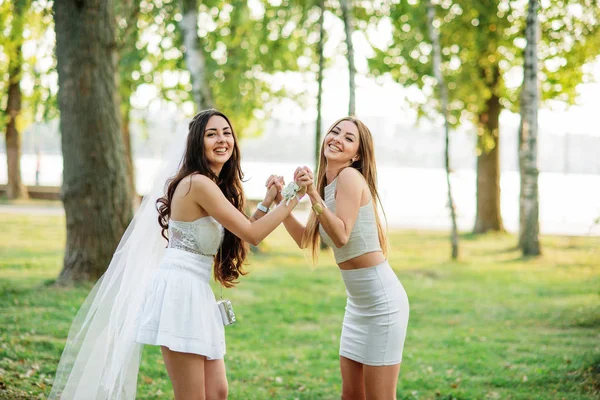 Twee vrienden meisjes plezier op park op kip feestje. — Stockfoto