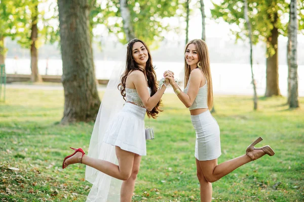Zwei Freunde Mädchen Spaß auf Park bei Junggesellenabschied. — Stockfoto