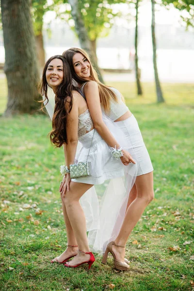 두 친구 여자 암 탉 파티에서 공원에 재미. — 스톡 사진