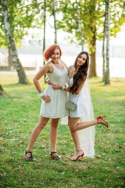 Dos amigas chicas divirtiéndose en el parque en despedida de soltera . — Foto de Stock