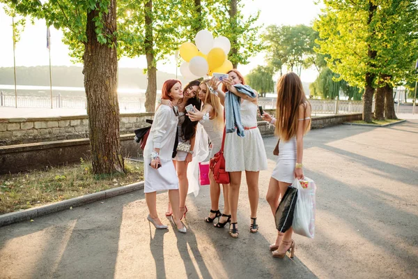 Csoport a lányok, hogy selfie a leánybúcsú. — Stock Fotó