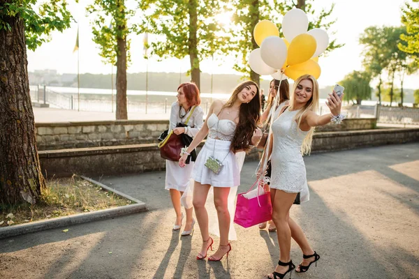 Ομάδας των κοριτσιών που κάνουν selfie στο κότα κόμμα. — Φωτογραφία Αρχείου