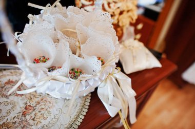 Düğün için sepeti renkli pirinç.