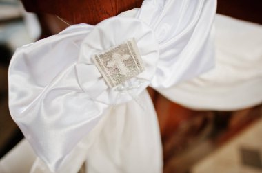 Beyaz kurdele bezemeleri ile çapraz kilise töreni düğün