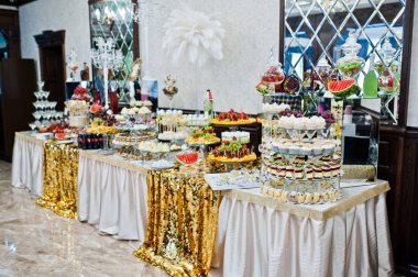 Tablo farklı tatlılar, kek ve meyve düğün Resepsiyon