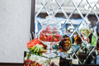 Çilek karpuz düğün Recep tarih ile bir cam kap içinde