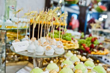 Differrent Kupası Pastalar düğün Resepsiyon masasında.