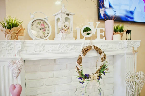 Dekoratív koszorú, az óra és a szeretet szavakat a dekor, szépségszalon — Stock Fotó