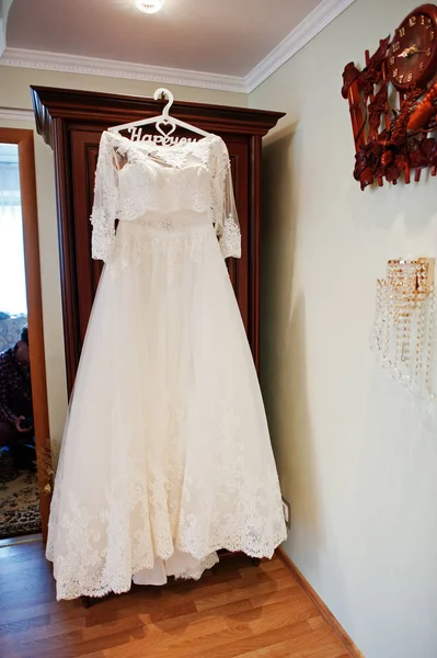 Vestido de novia blanco en perchas en el armario . —  Fotos de Stock