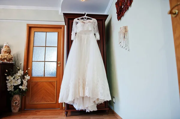 Witte trouwjurk van de bruid op hangers in de kast. — Stockfoto