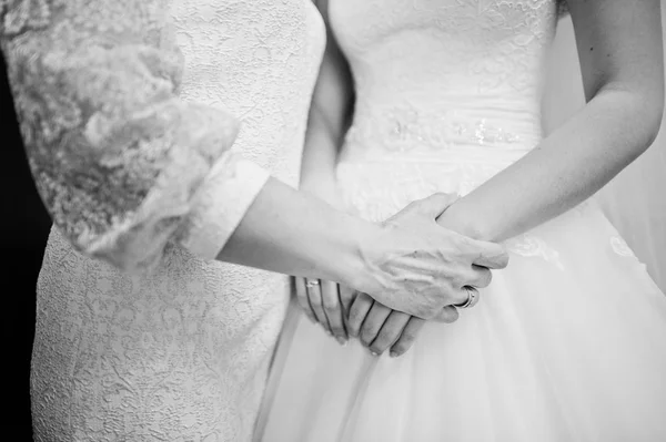 Μαμά χέρι κρατήστε την κόρη του νύφη την ημέρα του γάμου. Μαύρο και άσπρο — Φωτογραφία Αρχείου