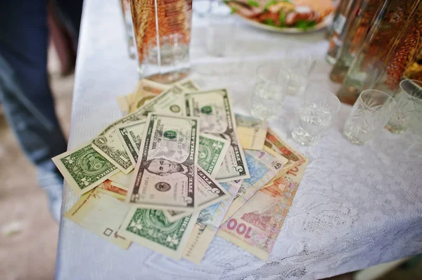Verschillende geld op traditie van repo bruid op bruiloft deel — Stockfoto