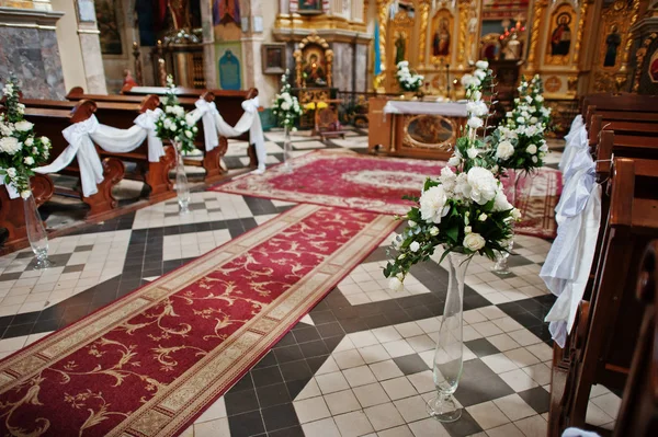 Décoration de fleurs sur vases à l'église lors de la cérémonie de mariage . — Photo