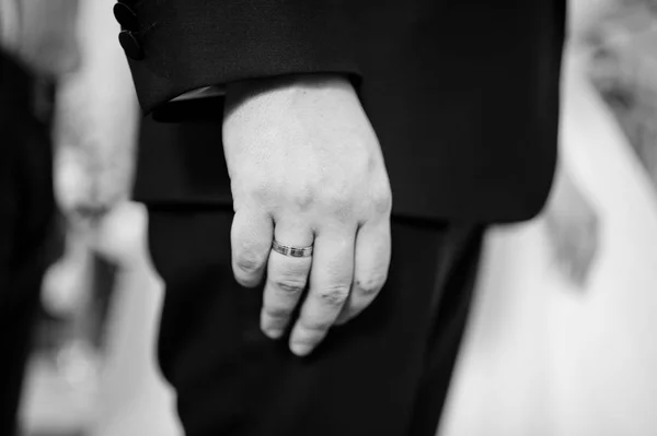 Cerca de la mano del novio con anillo de bodas en la ceremonia de la iglesia. Bla. — Foto de Stock