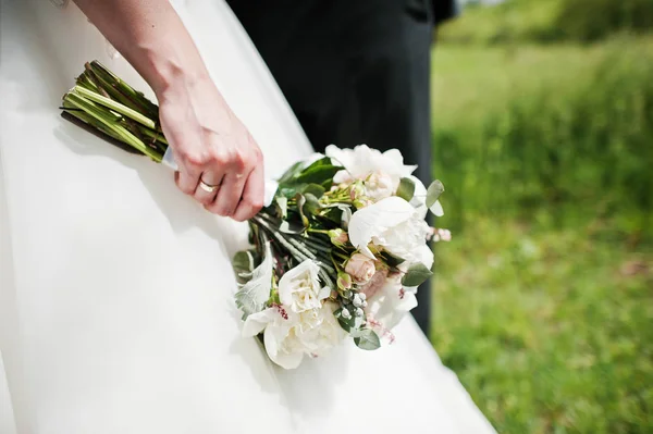 优雅的白色婚礼花束手头的新娘. — 图库照片