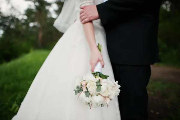 Elegancia ramo de boda blanco a mano de la novia . —  Fotos de Stock