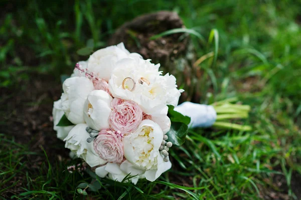 Elegance bröllop bukett vita och rosa pioner med bröllop — Stockfoto