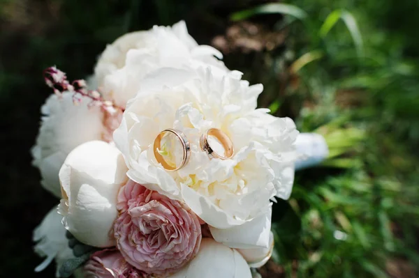 Eleganz Hochzeitsstrauß aus weißen und rosa Pfingstrosen mit Hochzeit — Stockfoto