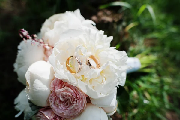 Elegantie bruiloft boeket van witte en roze pioenrozen met bruiloft — Stockfoto