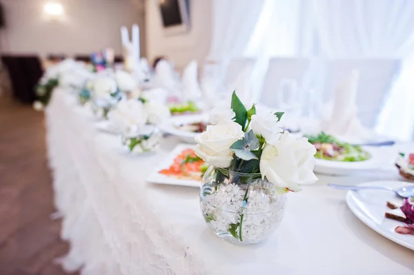 Decoración de flores en la mesa de los recién casados en el salón de bodas . — Foto de Stock