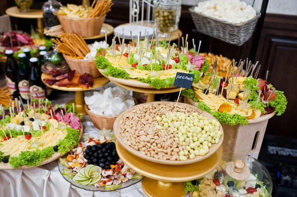 Más mogyoró, sajt, hús és saláták a esküvői fogadás. — Stock Fotó