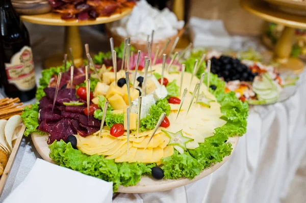 Fromage, viande et salades diferentes à la réception de mariage . — Photo