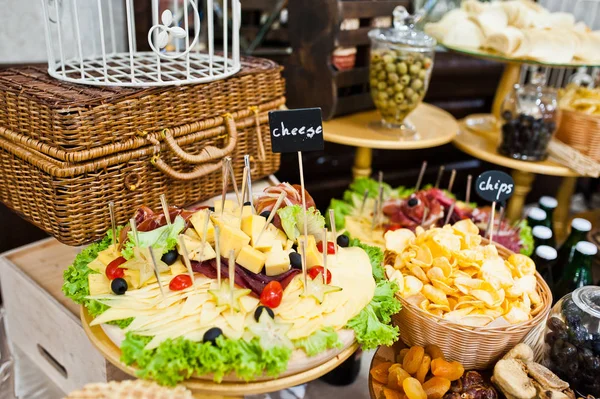 Queso diferente, patatas fritas, carne y ensaladas en la recepción de la boda . —  Fotos de Stock