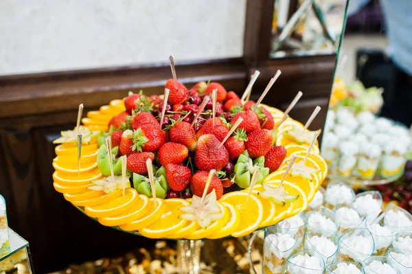 Strawberries with orange and kiwi at wedding reception. — Stock Photo, Image