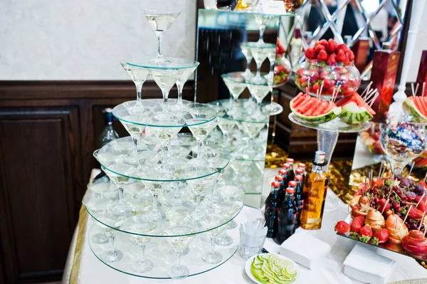 Martini glazen piramide die was bij de bruiloft receptie. — Stockfoto