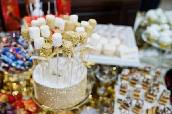 Olika swets och kopp kakor på bröllopsfest. — Stockfoto