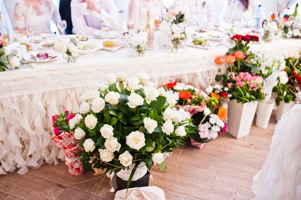 Boeketten van verschillende bloemen op Bruiloft Receptie. — Stockfoto