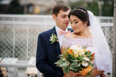 Evlilik çift pier rıhtım üzerinde bulutlu gün kal..