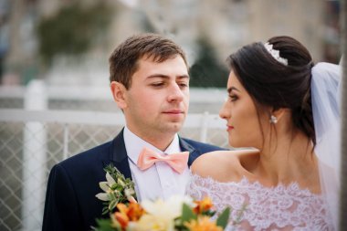 Evlilik çift pier rıhtım üzerinde bulutlu gün kal..