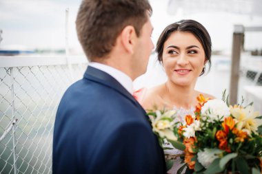 Evlilik çift pier rıhtım üzerinde bulutlu gün kal..