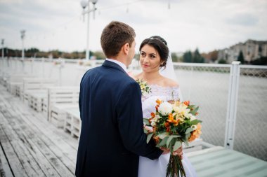 Evlilik çift pier rıhtım üzerinde bulutlu gün kal..