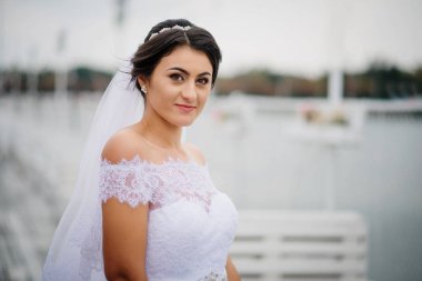 Esmer gelin kal pier rıhtım üzerinde bulutlu gün.