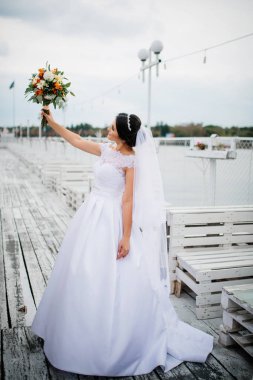 Esmer gelin kal pier rıhtım üzerinde bulutlu gün.