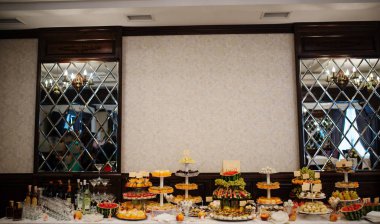 Düğün Resepsiyon Masa meyve, tatlılar ve içecekler ile.