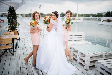 Nedime gelinle bulutlu düğünde pier rıhtım üzerinde poz verdi